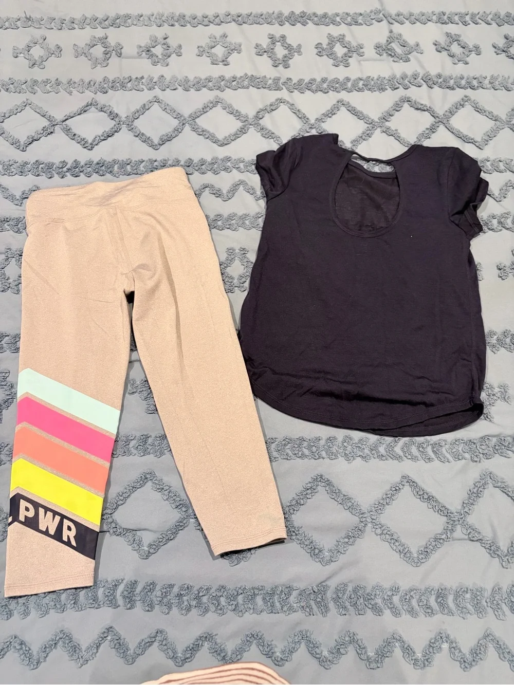 GapFit Girls Activewear Set | Gray Capri Leggings & Limited Edition Tee  Medium